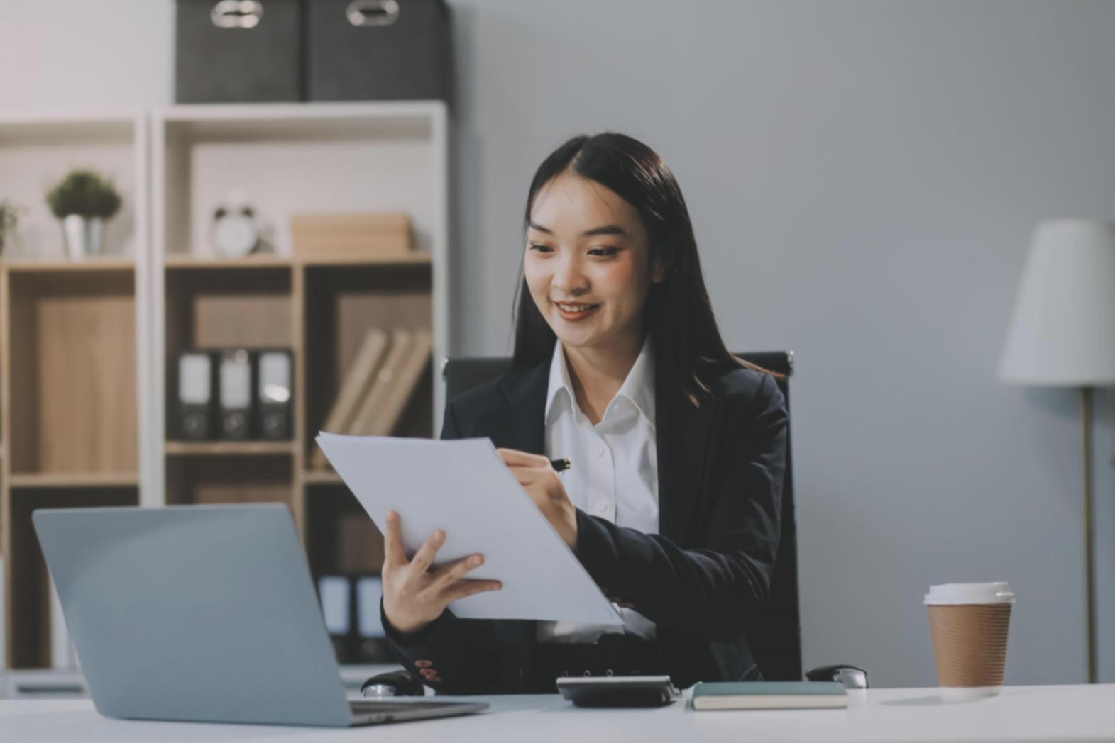 Professional database training environment showing modern workstations and collaborative learning spaces